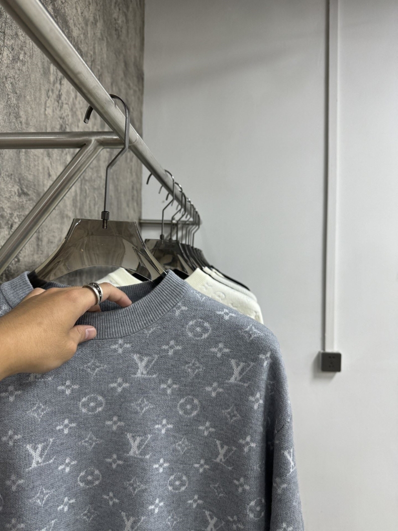 l0vis Vvtt0n sweater